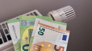 Een afbeelding van een aantal euro banbiljetten bij een verwarming, die het betalen van de energierekening moeten vertegenwoordigen Een afbeelding van een aantal euro banbiljetten bij een verwarming, die het betalen van de energierekening moeten vertegenwoordigen