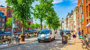 Een afbeelding van een straat in Groningen langs de grachten van de stad Een afbeelding van een straat in Groningen langs de grachten van de stad