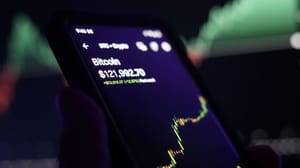 Een afbeelding van een zeer hoge bitcoin (BTC) koers op een mobiele telefoon