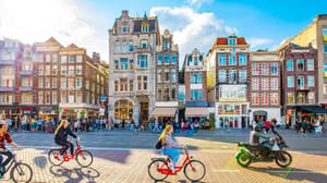 Een afbeelding van fietsende Nederlanders en toeristen in Amsterdam, de hoofdstad van Nederland