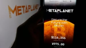 Een afbeelding van het logo van bitcoin bedrijf Metaplanet met daarbij de bitcoin koers en de waarde van het aandeel van MetaPlanet Een afbeelding van het logo van bitcoin bedrijf Metaplanet met daarbij de bitcoin koers en de waarde van het aandeel van MetaPlanet