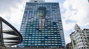 Een afbeelding van 'the son of man' van rene margritte op een gebouw in brussel Een afbeelding van 'the son of man' van rene margritte op een gebouw in brussel