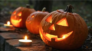 Een afbeelding van verlichte pompoenen waar enge gezichten in gesneden zijn voor Halloween Een afbeelding van verlichte pompoenen waar enge gezichten in gesneden zijn voor Halloween