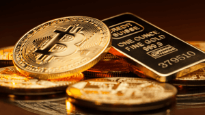 Foto van Bitcoin en goud
