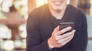 Man op mobiele telefoon Man op mobiele telefoon