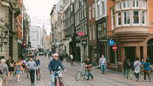 Shutterstock_705050335 Zoveel verdient de Nederlander écht in 2025, maar schijn bedriegt