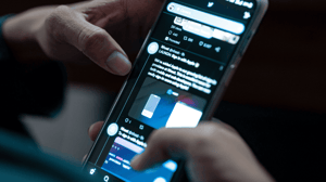 twitter-hand-telefoon Cryptobeurs trakteert: Foutste antwoorden winnen miljoenen PEPE