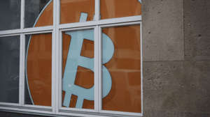 Bitcoin symbool achter tralies Bitcoin symbool achter tralies