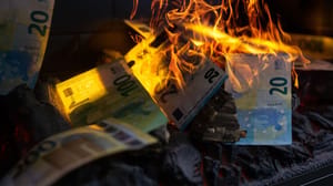 Een aantal euro bankbiljetten staan in brand Een aantal euro bankbiljetten staan in brand