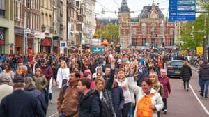 Een afbeelding van Nederlanders en toeristen in Amsterdam op koningsdag 2018 Een afbeelding van Nederlanders en toeristen in Amsterdam op koningsdag 2018