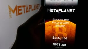 Een afbeelding van de site en het logo van bitcoin bedrijf metaplanet, met op hun site een bitcoin koers Een afbeelding van de site en het logo van bitcoin bedrijf metaplanet, met op hun site een bitcoin koers