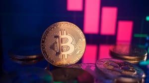 Een afbeelding van een bitcoin (BTC) munt met een dalende rode koers op de achtergrond Een afbeelding van een bitcoin (BTC) munt met een dalende rode koers op de achtergrond
