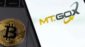 Een afbeelding van een bitcoin (BTC) munt naast het logo van de failliete cryptobeurs Mt Gox Een afbeelding van een bitcoin (BTC) munt naast het logo van de failliete cryptobeurs Mt Gox