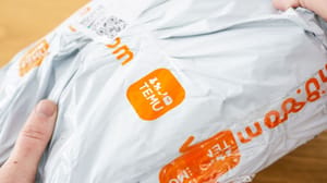 Een afbeelding van een ingepakt Temu pakketje Een afbeelding van een ingepakt Temu pakketje