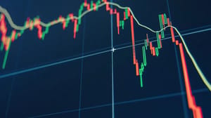 Een afbeelding van een koers die hard daalt met een forse crash van een candle chart