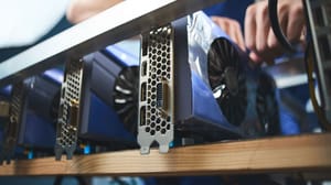 Een afbeelding van een persoon die een eigen hobby bitcoin miner maakt in zijn huis Een afbeelding van een persoon die een eigen hobby bitcoin miner maakt in zijn huis