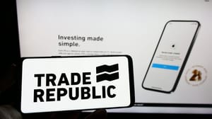 Een afbeelding van het logo van Trade Republic met op de achtergrond de website van de bank Een afbeelding van het logo van Trade Republic met op de achtergrond de website van de bank