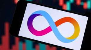 Een afbeelding van het logo van cryptomunt Internet Computer (ICP), met op de achtergrond bewegende grafieken van crypto koersen