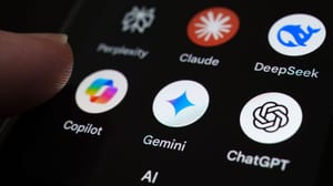 Een afbeelding van verschillende AI apps op een iphone scherm Een afbeelding van verschillende AI apps op een iphone scherm