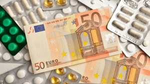 Foto van pillen en euro's Foto van pillen en euro's