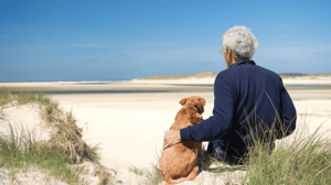 Man met hond op strand Man met hond op strand