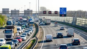 Shutterstock_2294654899 Benzineprijs schiet opnieuw omhoog – dit betekent het voor jouw tankbeurt