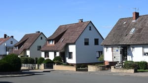 Vrijstaande huizen in een straat in een suburb, met witte muren en ruime kamers Vrijstaande huizen in een straat in een suburb, met witte muren en ruime kamers