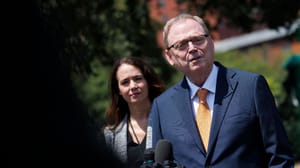 Een afbeelding van de Amerikaanse economische adviseur Kevin Hassett op een conferentie Een afbeelding van de Amerikaanse economische adviseur Kevin Hassett op een conferentie