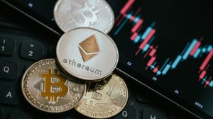 Een afbeelding van een ethereum munt met een aantal bitcoin munten met op de achtergrond een koers Een afbeelding van een ethereum munt met een aantal bitcoin munten met op de achtergrond een koers