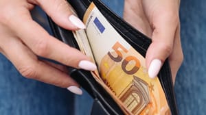 Een afbeelding van een persoon die een portemonnee opendoet om daar euro bankbiljetten uit te halen Een afbeelding van een persoon die een portemonnee opendoet om daar euro bankbiljetten uit te halen