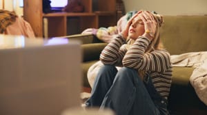 Een afbeelding van een vrouw die hevige stress ervaart Een afbeelding van een vrouw die hevige stress ervaart