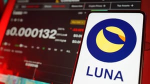Een afbeelding van het logo van Terra (Luna) met op de achtergrond een koers en een grafiek op een coinpagina van de munt Een afbeelding van het logo van Terra (Luna) met op de achtergrond een koers en een grafiek op een coinpagina van de munt