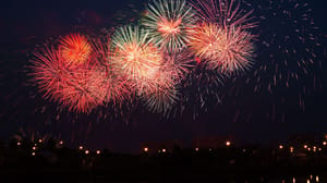 Een afbeelding van vuurwerk van het nieuwe jaar tijdens oud en nieuw Een afbeelding van vuurwerk van het nieuwe jaar tijdens oud en nieuw
