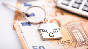 Huissleutel en euro biljetten Huissleutel en euro biljetten