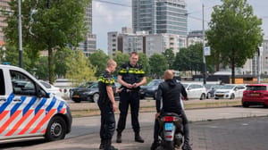 Politie schrijft boete uit Politie schrijft boete uit