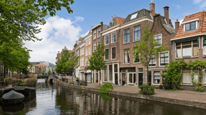 Woningen aan gracht in Leiden Woningen aan gracht in Leiden