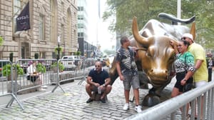 bull op wall street met mensen bull op wall street met mensen