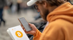 een_blanke_man_op_zijn_telefoon_die Duizenden lazen deze 4 crypto-artikelen tijdens kerst – ken jij ze al?