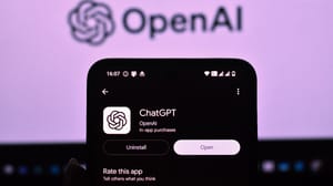 Een afbeelding van ChatGPT in de Play Store met op de achtergrond het logo van moederbedrijf OpenAI Een afbeelding van ChatGPT in de Play Store met op de achtergrond het logo van moederbedrijf OpenAI