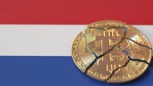 Een afbeelding van de Nederlandse vlag met een gebroken bitcoin (BTC) munt erbij Een afbeelding van de Nederlandse vlag met een gebroken bitcoin (BTC) munt erbij