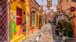 Een afbeelding van een kleurrijke straat in Colombia