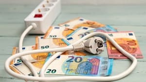 Een afbeelding van een stekkerdoos, elektriciteit, met daaronder euro bankbiljetten Energieverbruik en stroomkosten