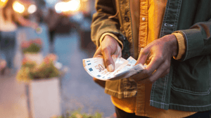 Man met euro biljetten in hand Man met euro biljetten in hand