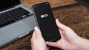 OKX smartphone Cryptobeurs OKX krijgt belangrijke vergunning en maakt stablecoins toegankelijker