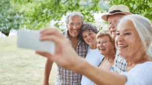 Senioren maken een selfie Senioren maken een selfie