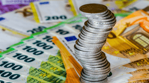 Stapel euromunten en biljetten Stapel euromunten en biljetten