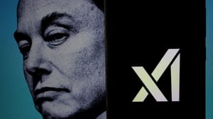 Een afbeelding van Elon Musk naast een mobiele telefoon met het logo van zijn AI bedrijf XAI Een afbeelding van Elon Musk naast een mobiele telefoon met het logo van zijn AI bedrijf XAI