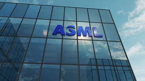 Een afbeelding van het logo van ASML op een kantoorgebouw Een afbeelding van het logo van ASML op een kantoorgebouw