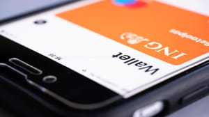 Een digitale wallet met een betaalkaart van de Nederlandse bank ING erin Een digitale wallet met een betaalkaart van de Nederlandse bank ING erin