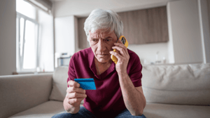 Man wordt opgelicht aan telefoon Cryptodiefstal gebeurt vaker met een babbel dan door een hack